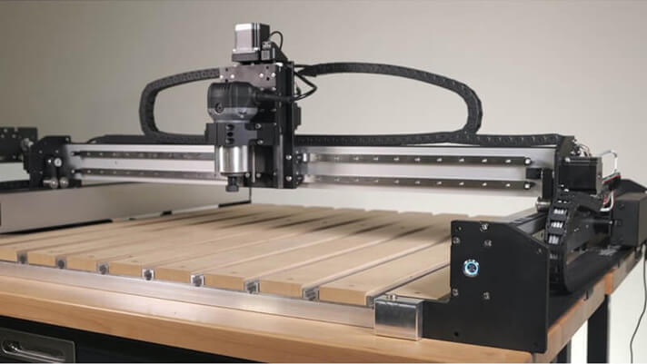 Découpe CNC pour création d’horloges personnalisées.